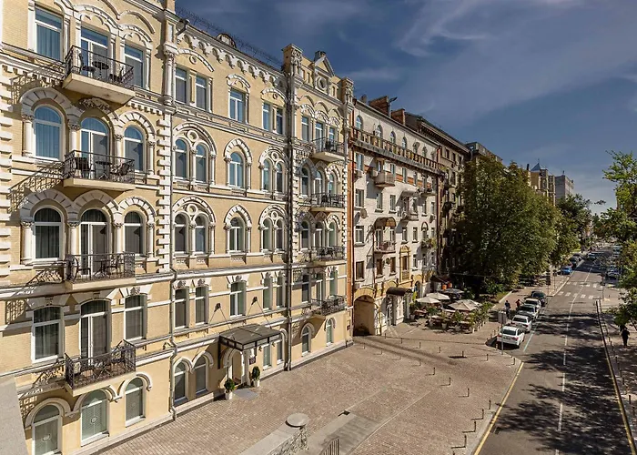 Queen BeeГотель